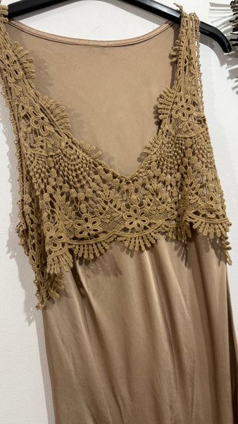 Vestido Satinado & Crochet